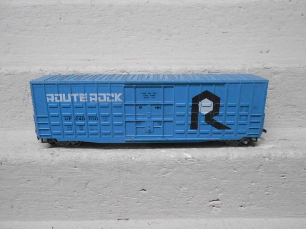 HO SCALE - 51 FT ROUTE ROCK -  BOX CAR