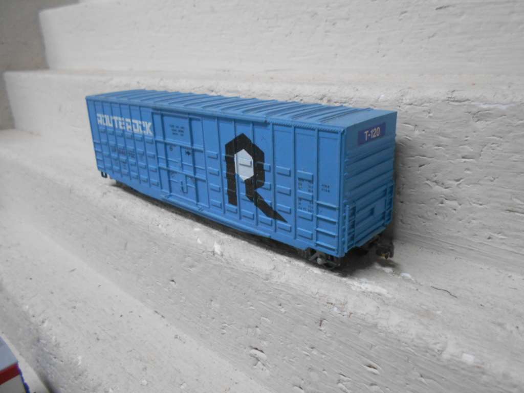 HO SCALE - 51 FT ROUTE ROCK -  BOX CAR