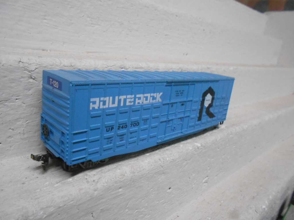 HO SCALE - 51 FT ROUTE ROCK -  BOX CAR