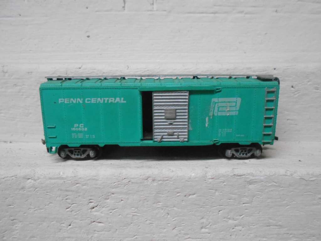 HO SCALE -  41 FT PENN CENTRAL - BOX CAR