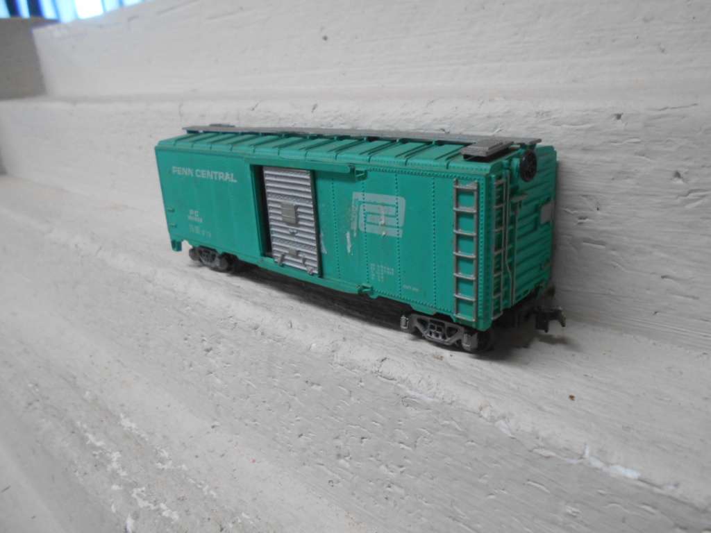 HO SCALE -  41 FT PENN CENTRAL - BOX CAR