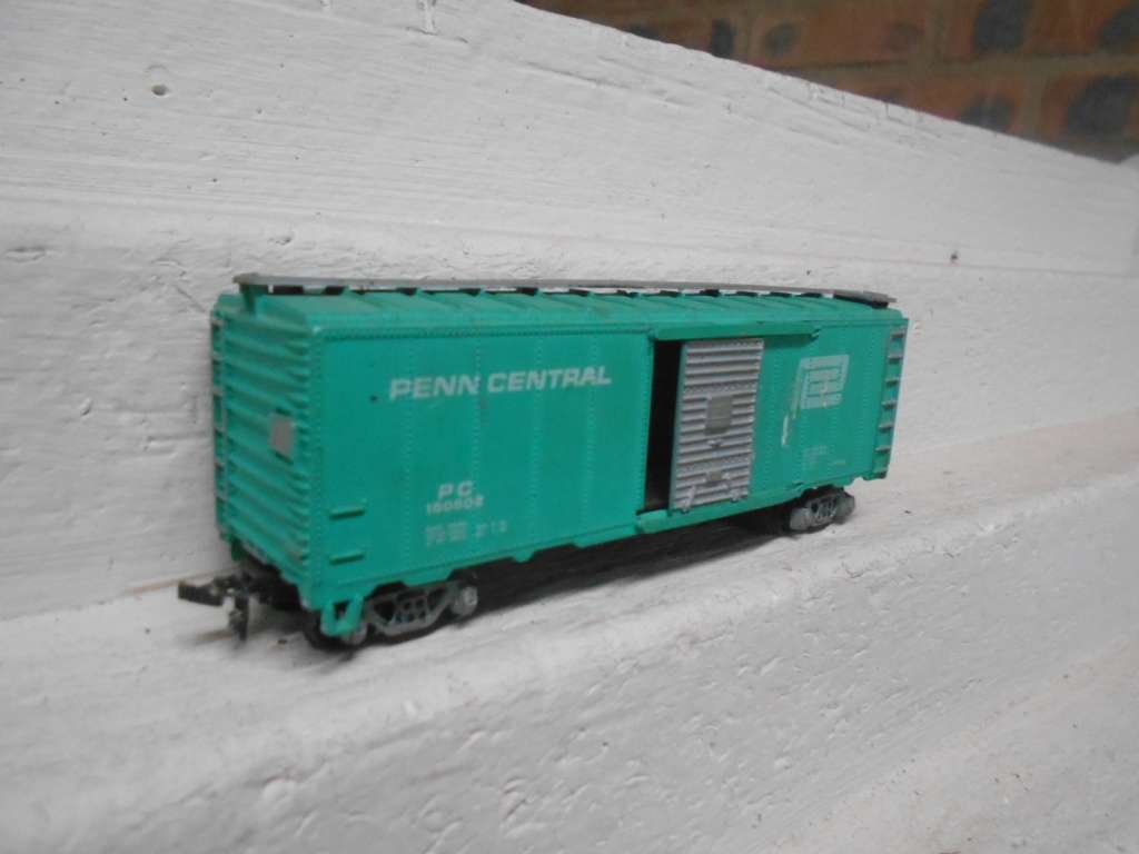 HO SCALE -  41 FT PENN CENTRAL - BOX CAR