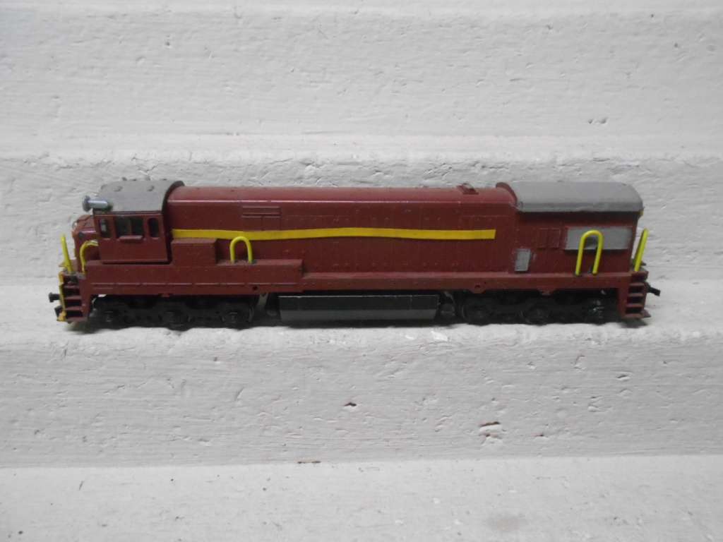 HO SCALE - ATHEARN - SAR - DIESEL LOCOMOTIVE