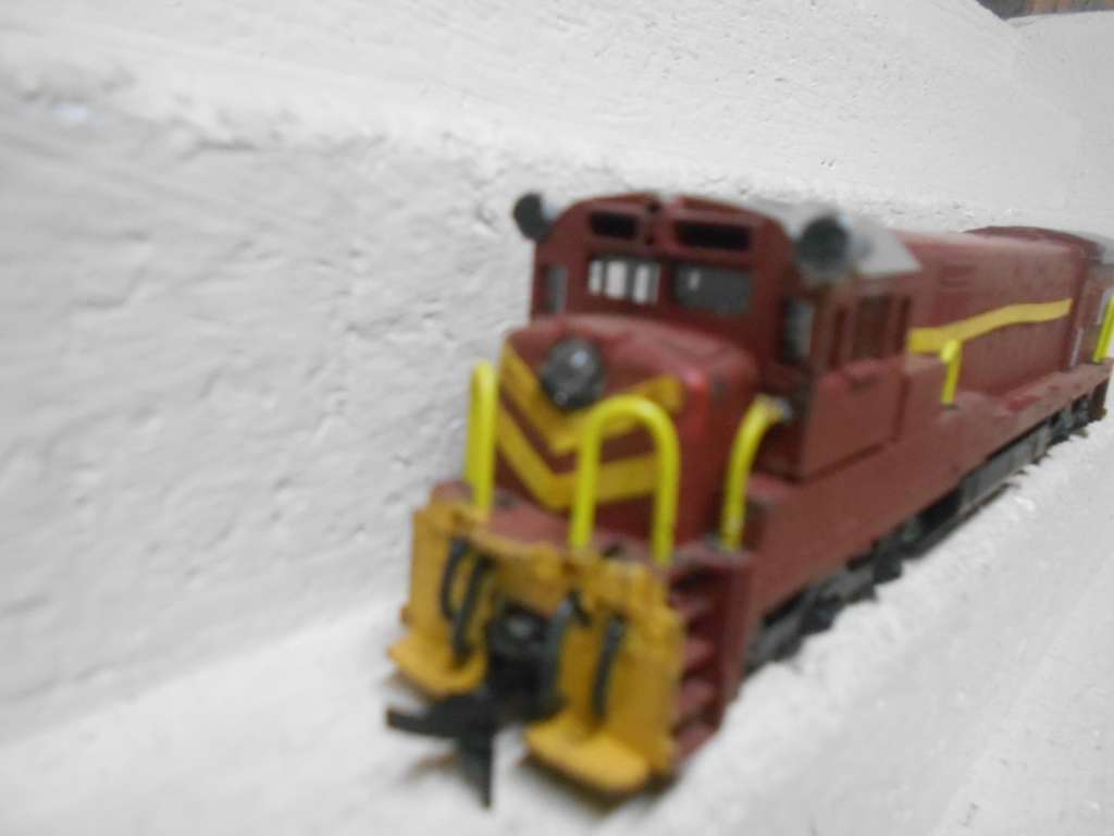 HO SCALE - ATHEARN - SAR - DIESEL LOCOMOTIVE