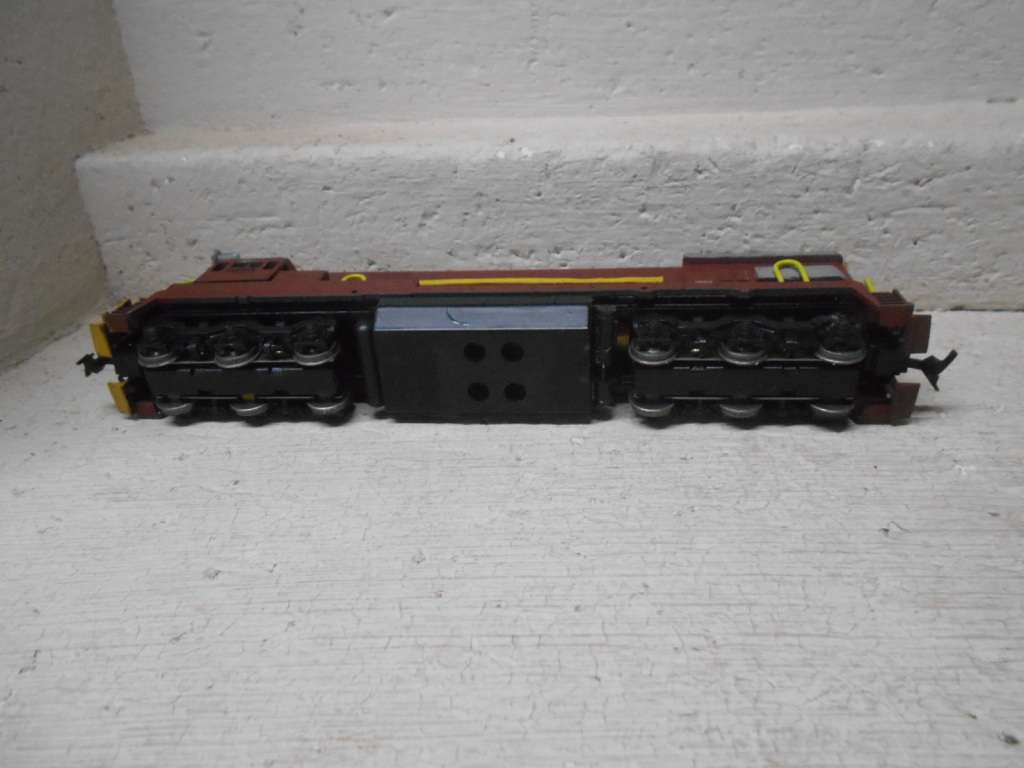 HO SCALE - ATHEARN - SAR - DIESEL LOCOMOTIVE