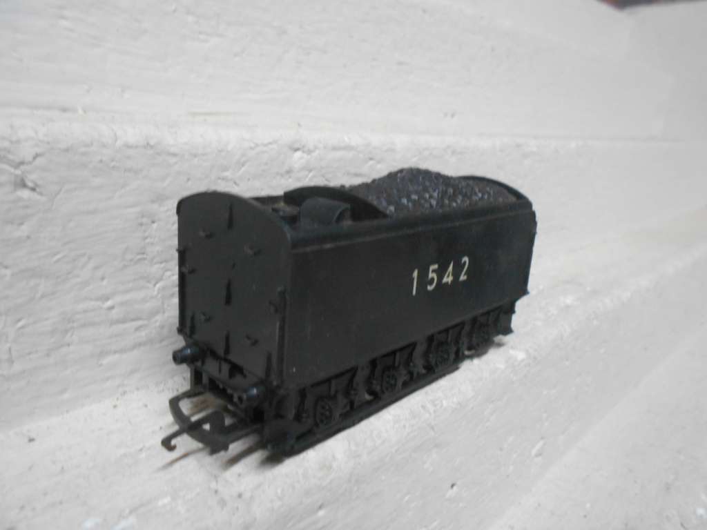 OO SCALE - HORNBY - 4-AXLE - TENDER ONLY