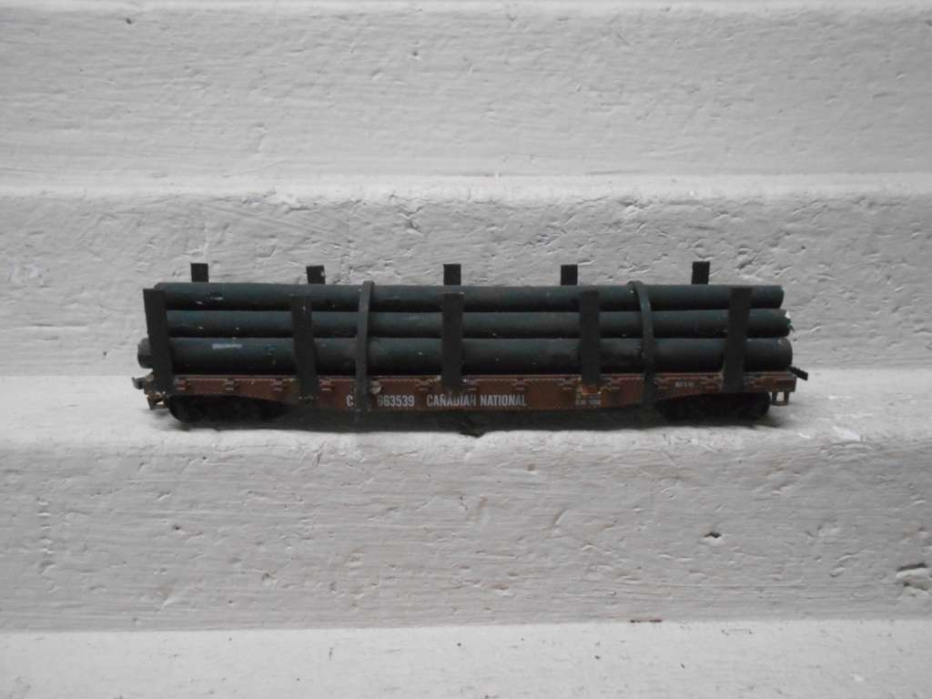 HO SCALE - 50 FT CANADIAN NASIONAL - FLAT CAR WAGON - WITH PIPE LOAD