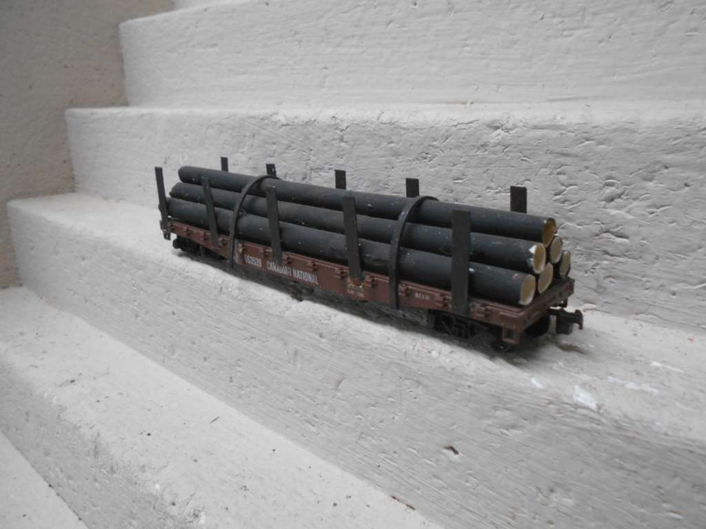 HO SCALE - 50 FT CANADIAN NASIONAL - FLAT CAR WAGON - WITH PIPE LOAD