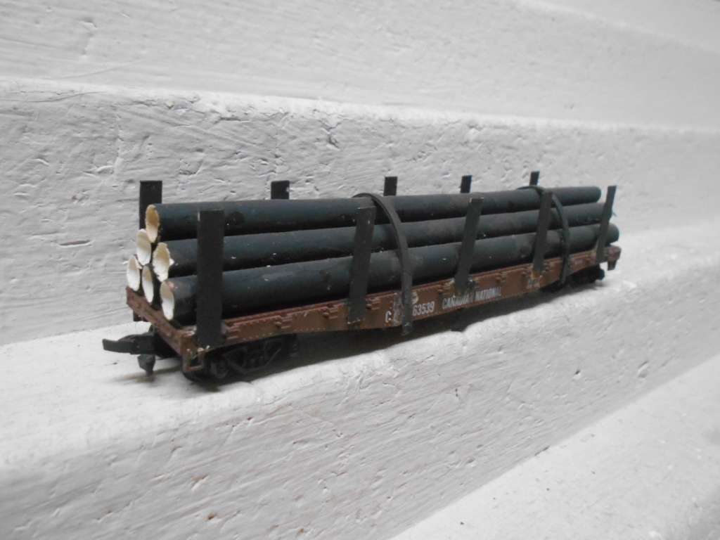 HO SCALE - 50 FT CANADIAN NASIONAL - FLAT CAR WAGON - WITH PIPE LOAD