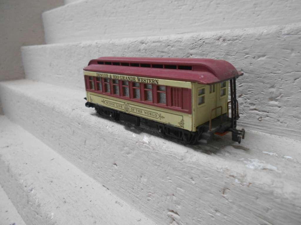 HO SCALE - SHORT DENVER & RIO GRANDE WESTERN COACH