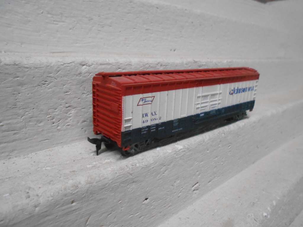 HO SCALE - ATHEARN - 51 FT - JOHNSON  - BOX CAR