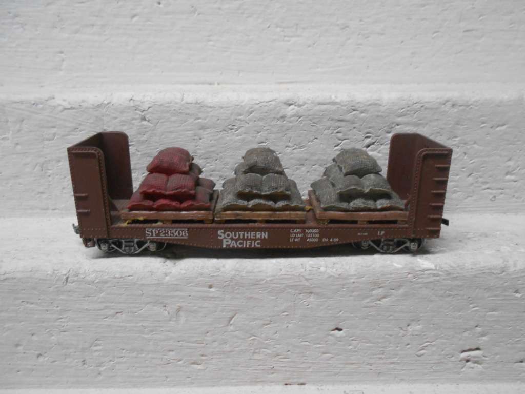 HO SCALE - ATHEARN - SOUTHERN PACIFIC - OPEN GOODS WAGON WITH BAGS ON CRATE LOAD