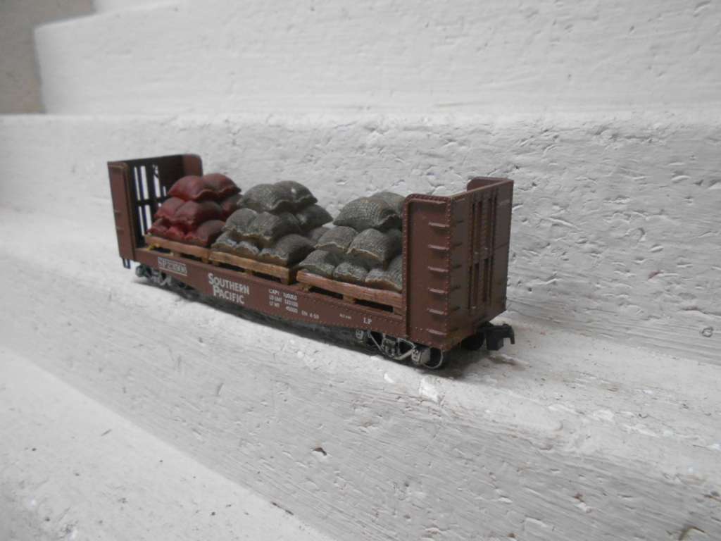 HO SCALE - ATHEARN - SOUTHERN PACIFIC - OPEN GOODS WAGON WITH BAGS ON CRATE LOAD