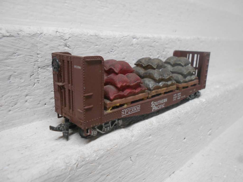 HO SCALE - ATHEARN - SOUTHERN PACIFIC - OPEN GOODS WAGON WITH BAGS ON CRATE LOAD