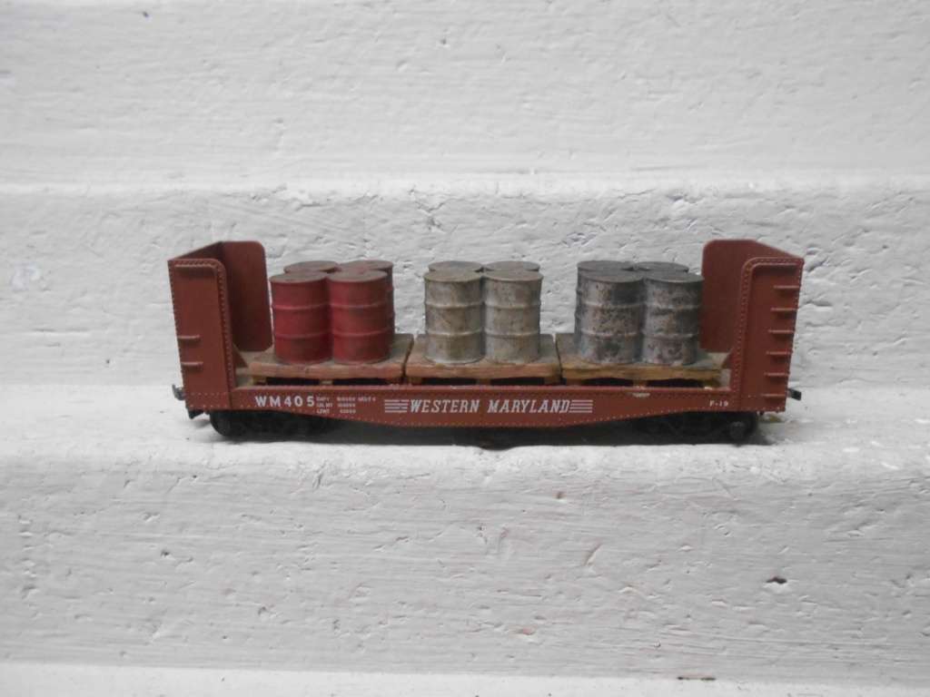 HO SCALE - ATHEARN - WESTERN MARYLAND - OPEN GOODS WAGON WITH BARRELS ON CRATE LOAD