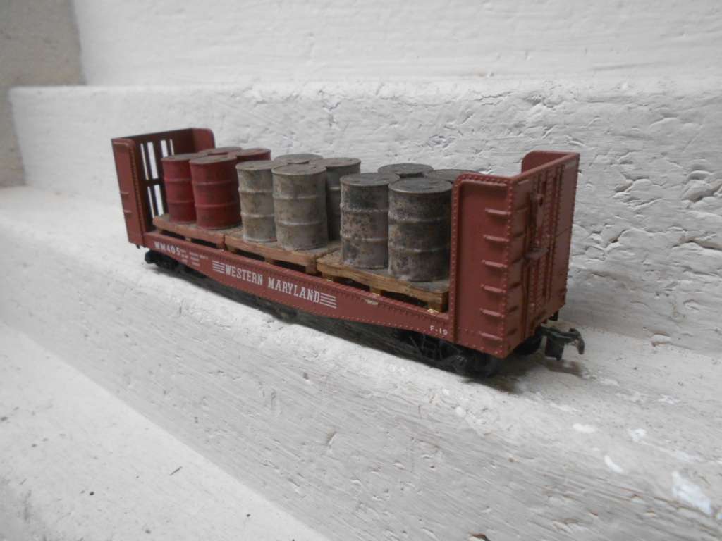 HO SCALE - ATHEARN - WESTERN MARYLAND - OPEN GOODS WAGON WITH BARRELS ON CRATE LOAD