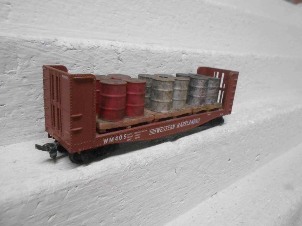 HO SCALE - ATHEARN - WESTERN MARYLAND - OPEN GOODS WAGON WITH BARRELS ON CRATE LOAD