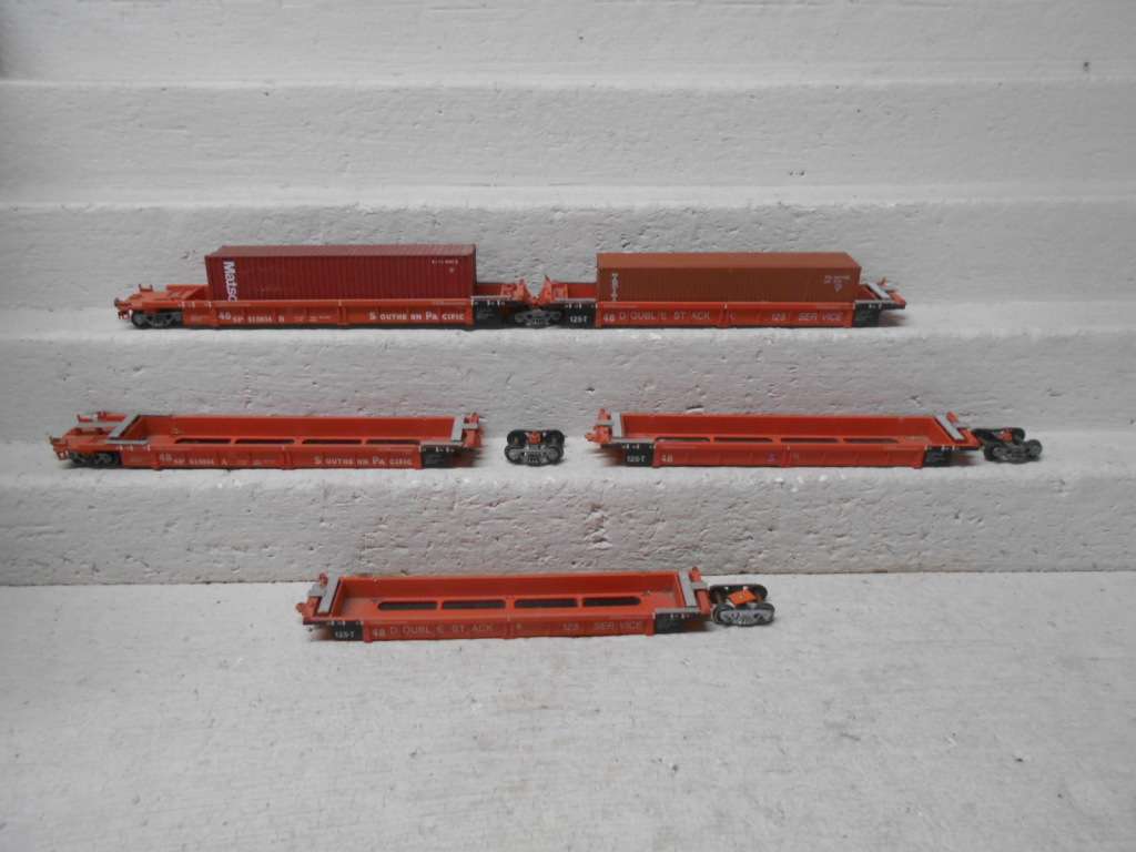HO SCALE - SOUTHERN PACIFIC DOUBLE STACK CONTAINER TRAIN WAGON - SET OF 5