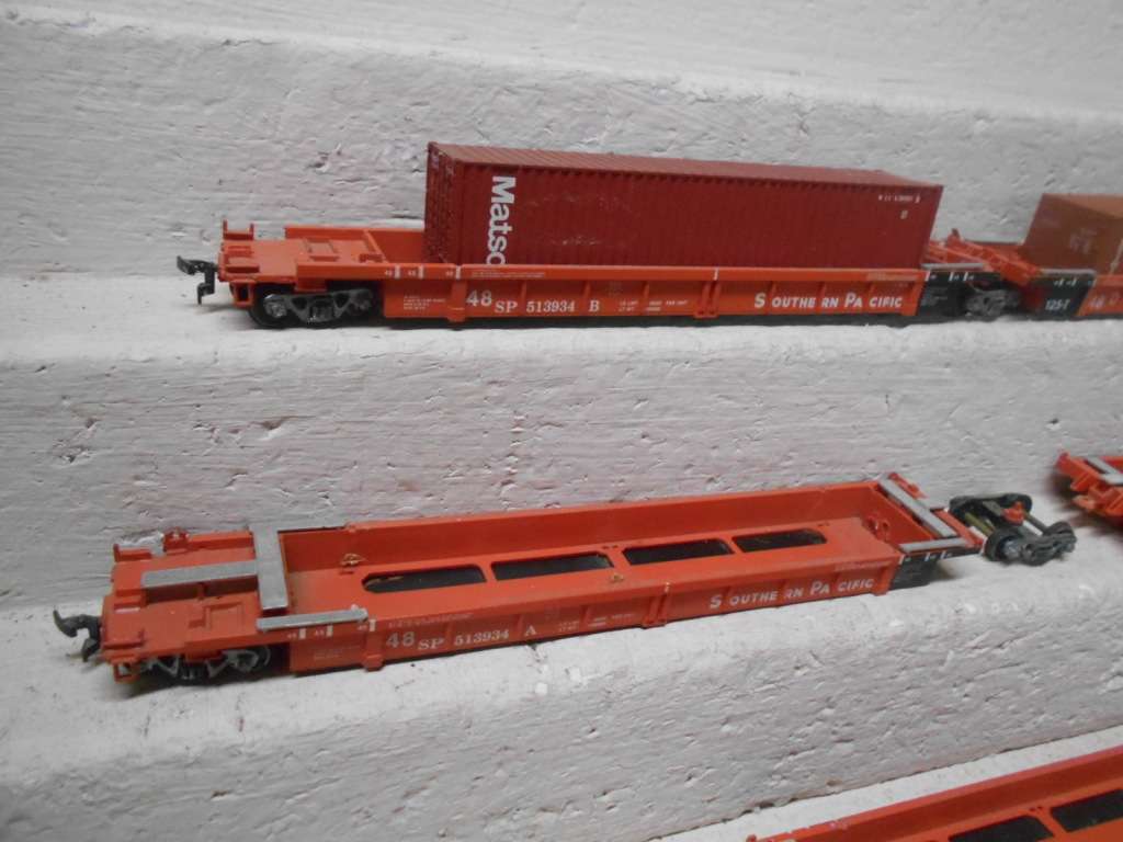 HO SCALE - SOUTHERN PACIFIC DOUBLE STACK CONTAINER TRAIN WAGON - SET OF 5
