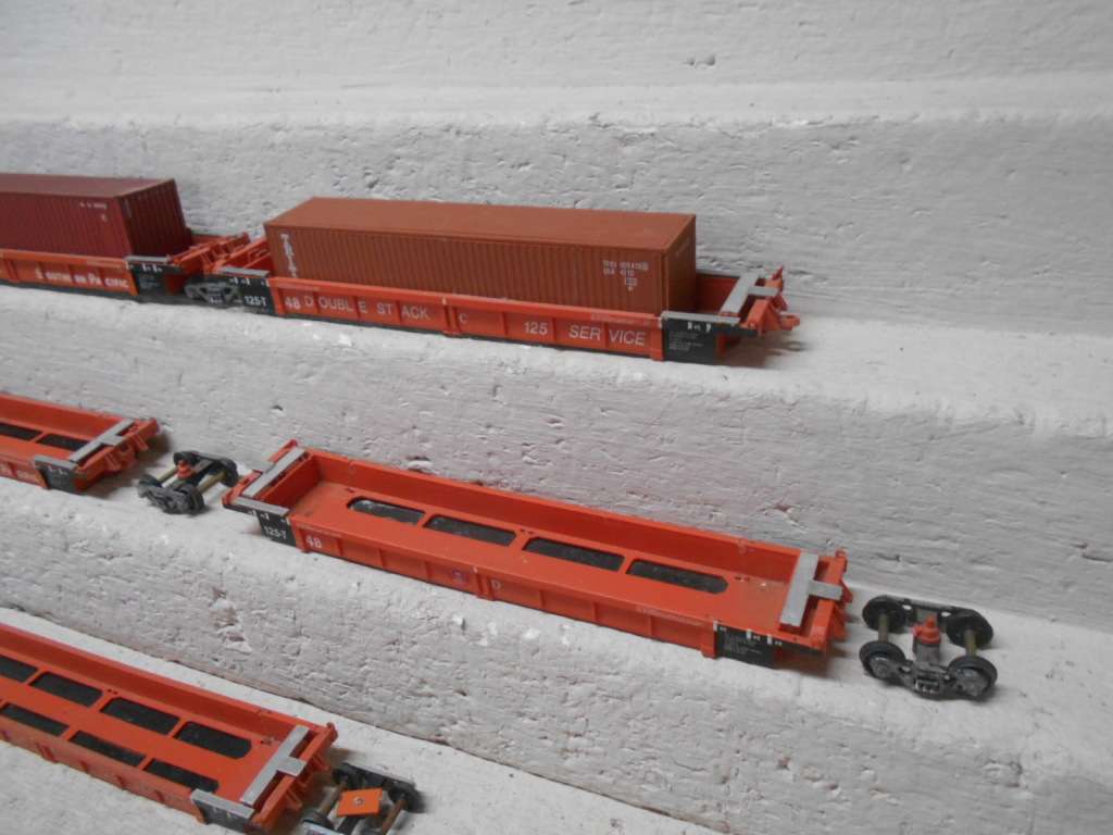 HO SCALE - SOUTHERN PACIFIC DOUBLE STACK CONTAINER TRAIN WAGON - SET OF 5