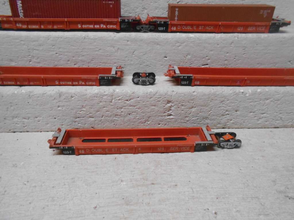 HO SCALE - SOUTHERN PACIFIC DOUBLE STACK CONTAINER TRAIN WAGON - SET OF 5