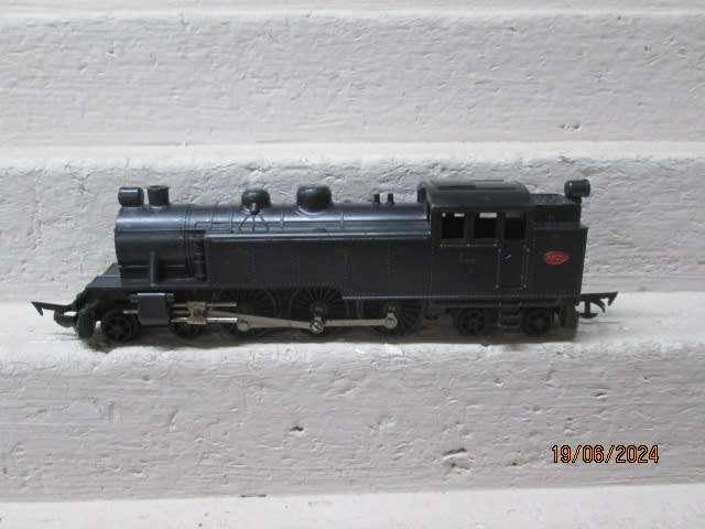 OO SCALE - TRIANG - BLACK 4-6-4 STEAM LOCOMOTIVE
