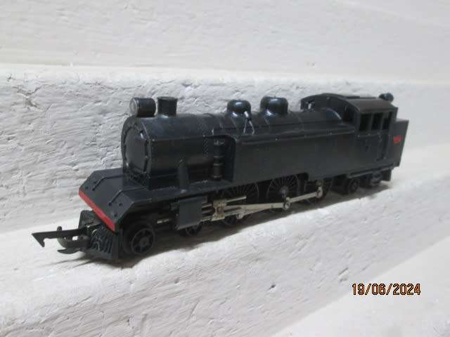 OO SCALE - TRIANG - BLACK 4-6-4 STEAM LOCOMOTIVE