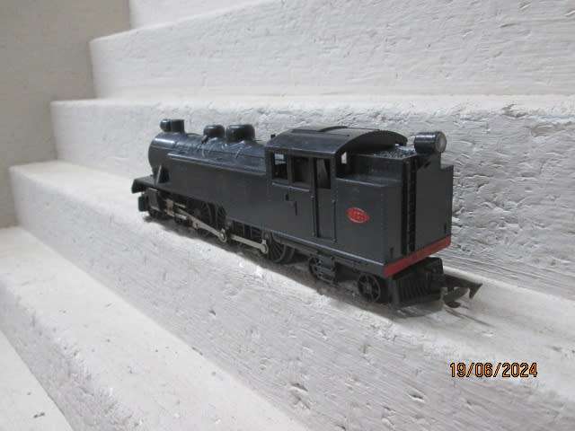 OO SCALE - TRIANG - BLACK 4-6-4 STEAM LOCOMOTIVE
