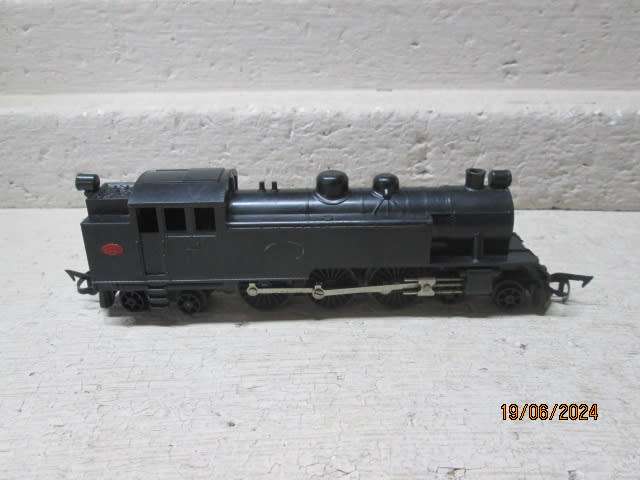 OO SCALE - TRIANG - BLACK 4-6-4 STEAM LOCOMOTIVE