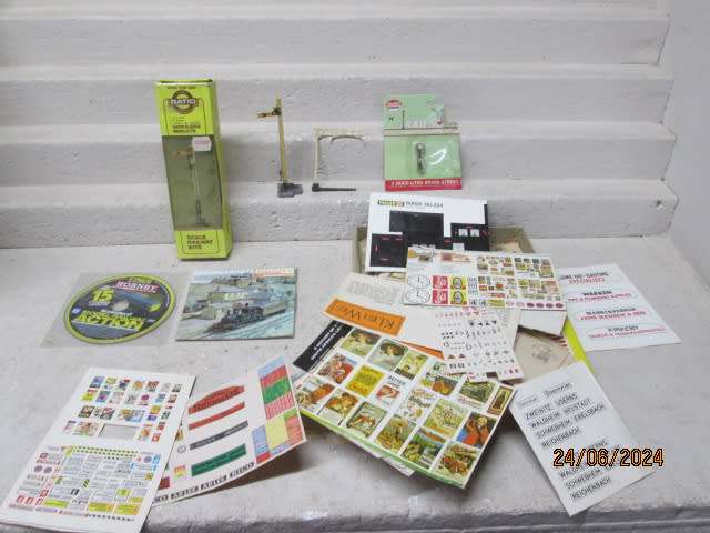 HO / OO SCALE - SIGNALS + BITS AND PIECES