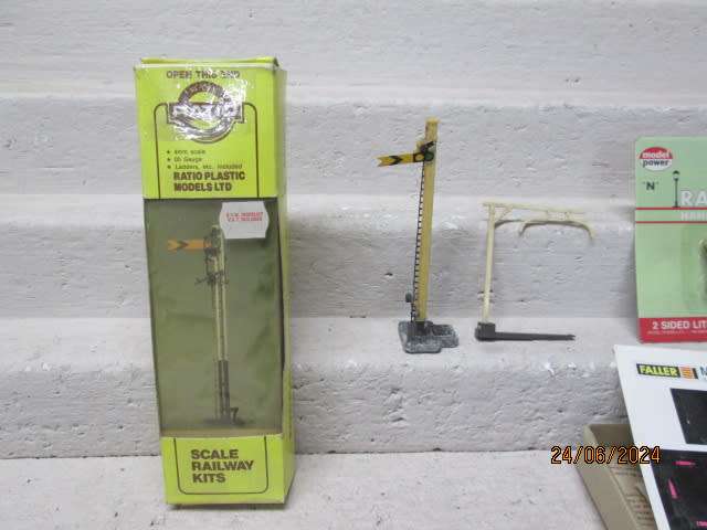 HO / OO SCALE - SIGNALS + BITS AND PIECES