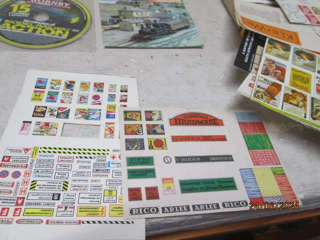 HO / OO SCALE - SIGNALS + BITS AND PIECES