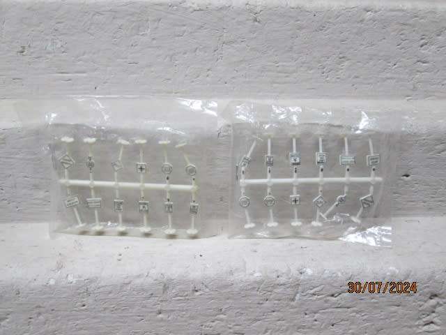 N SCALE - ROAD SIGNS - X24