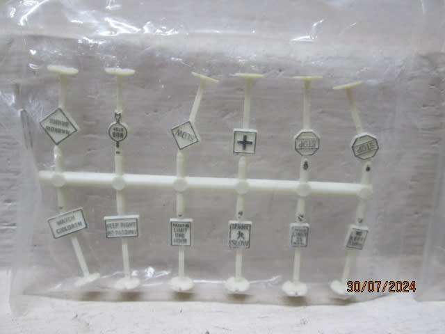 N SCALE - ROAD SIGNS - X24