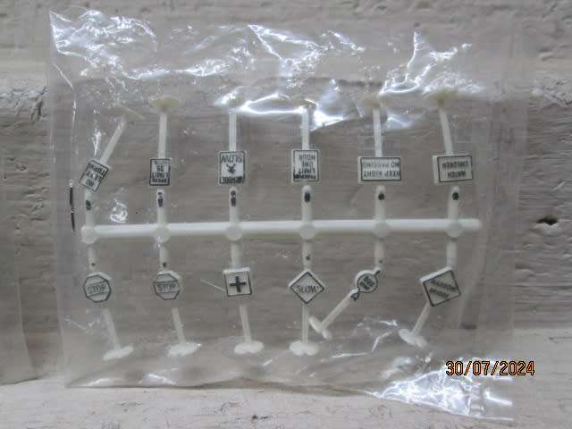 N SCALE - ROAD SIGNS - X24