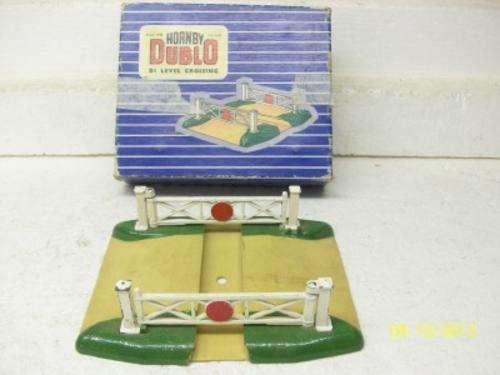 HORNBY DUBLO OO LEVEL CROSSING  LOT 203