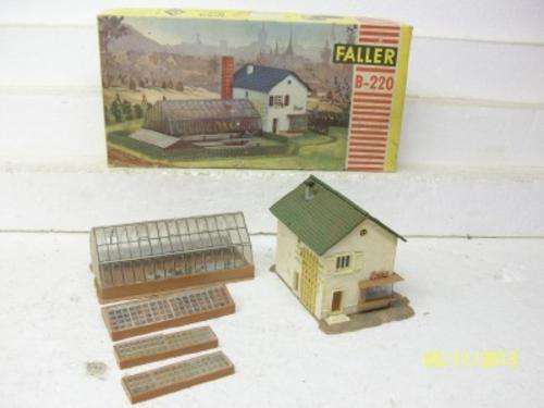 FALLER HO FLOWER SHOP WITH GREEN HOUSES LOT 80