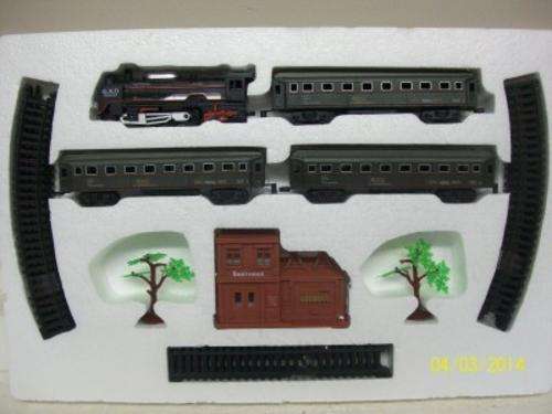 ENTRY LEVEL HO BATTERY OPERATED TRAIN SET LOT 484
