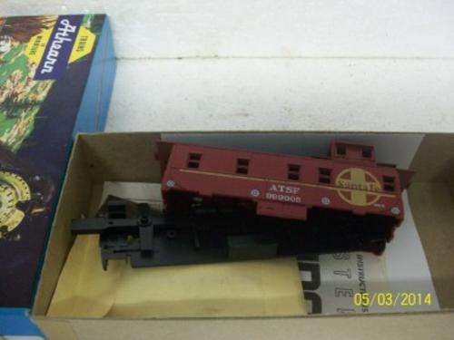 HO ATHEARN CABOOSE ATSF LOT 556