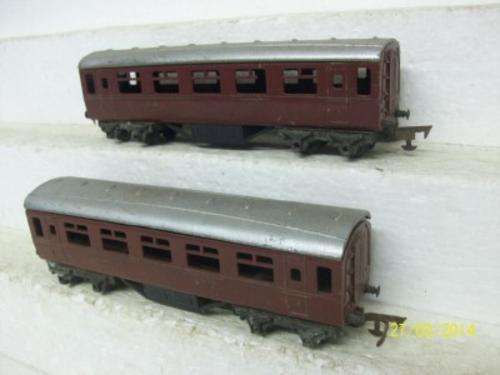 TRI-ANG 00 X2 PASSENGER COACHES LOT 240