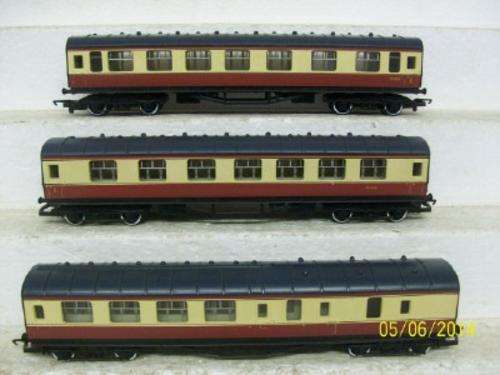 OO HORNBY x3 COACHES  -  LOT 282 B