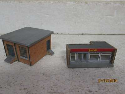 N SCALE  HORNBY : x 2 BUILDINGS - LOT 842C