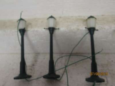 HO SCALE :  x3 ELECTRICAL LAMP POSTS - LOT 121F