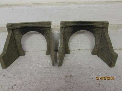 HO SCALE: X2 TUNNEL ENTRANCES  - LOT  8H