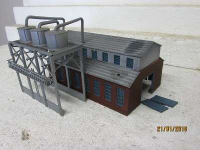 HO SCALE: HELJAN SHED WITH FEEDERS ATTACHED - LOT  36H