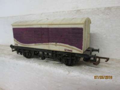 OO SCALE : HORNBY 12T CADBURYS BOXCAR - LOT 389H