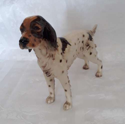 A GOEBEL FIGURINE OF A SPANIEL