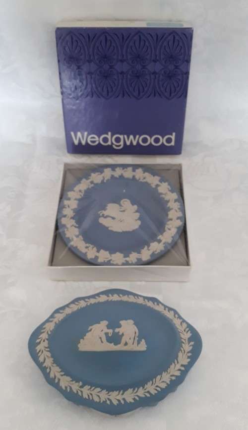 A LOVELY WEDGWOOD JASPER WARE TRINKET BOX AND A SMALL SWEET DISH