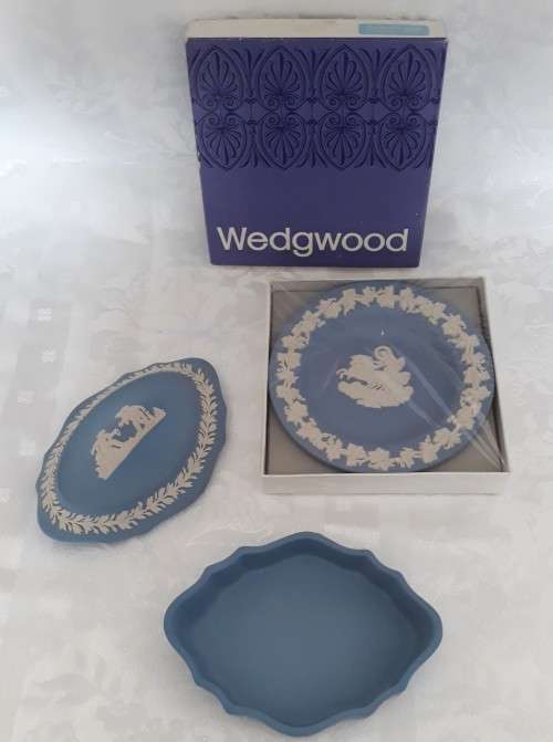 A LOVELY WEDGWOOD JASPER WARE TRINKET BOX AND A SMALL SWEET DISH