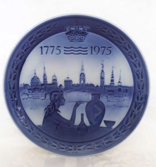 A ROYAL COPENHAGEN BICENTENARY PLATE. 1775-1975